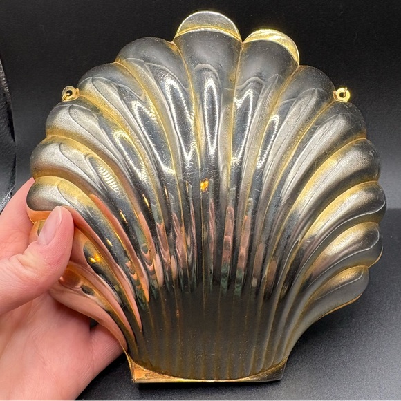 Metal Clam Shell Purse - Picture 2 of 5